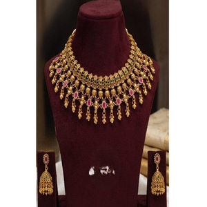 Magnifique ensemble collier et boucles d'oreilles en moissanite plaqué or de qualité supérieure, style Rajwadhi, pour mariage, fiançailles et soirées. - Product Image 1