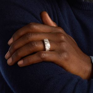 Bague pour homme en or blanc avec trois rangées de diamants brossés - Product Image 4