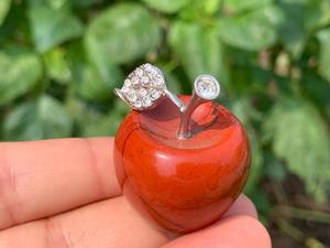 แอปเปิ้ลคริสตัลแกะสลักด้วยมือจากหินแจสเปอร์สีแดง หินบำบัดธรรมชาติ อัญมณีตกแต่งบ้าน ของขวัญเสริมฮวงจุ้ย ขนาด 1.3 นิ้ว - Product Image 2