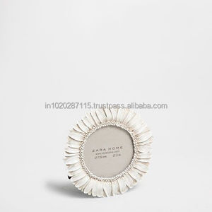 Cadre photo en bois de style vintage offrant une texture vieillie, attrayant pour les amateurs de design rétro et nostalgique pour la maison - Product Image 4