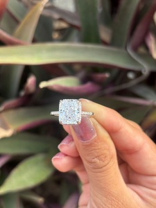 Anillo de compromiso de lujo personalizado de plata 925 y oro blanco con moissanita de corte redondo y engaste pavé, regalo para esposa - Product Image 2