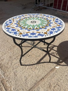 Mesa premium con tablero de madera y base de hierro, ecológica, hecha a mano para el hogar y restaurantes, procedente de la India. - Product Image 3