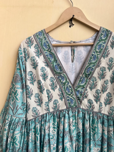 เดรสยาวทำมือสำหรับฤดูร้อน ผ้าฝ้ายพิมพ์ลายบล็อกหลากสี คอวี แขนยาว ปักลายดอกไม้ สไตล์ลำลอง - Product Image 5