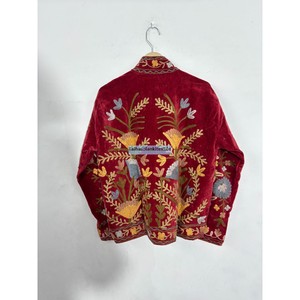 Chaqueta de terciopelo rojo con bordado Suzani, abrigo hecho a mano para invierno, unisex, de algodón con forro interior de algodón. - Product Image 6