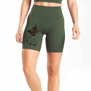 Shorts de Yoga de Cintura Alta Color Verde Oliva, 100% Algodón, Estilo Urbano, con la Frase 'Never Hide Your Wings' en la Pierna Derecha - Product Image 1