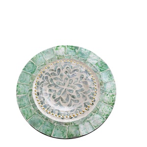 Plato base de nácar con incrustaciones de concha marina verde natural y base de madera para decoración de mesa de comedor en bodas y el hogar. - Product Image 1