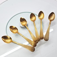 Cuillère en acier inoxydable indienne avec long manche et placage or pour la maison, la cuisine et les restaurants - Disponible en gros