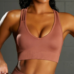 Soutien-gorge de sport gris clair pour femme avec coussinets intégrés, tissu jersey respirant, maintien moyen, conception sans coutures, lavable en machine - Product Image 3