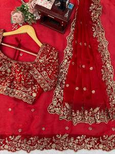 Sari en soie Fandy avec broderie de fils et de sequins de créateur, accompagné d'un morceau de blouse non cousu en soie Fandy - Product Image 5