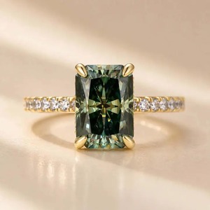 Anillo de compromiso chapado en oro amarillo y blanco con moissanita verde de 3.5 quilates y corte radiante, de plata 925, el más vendido, para mujer, en oferta. - Product Image 2