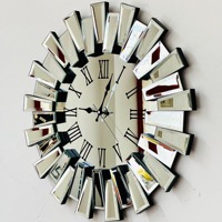 Horloge murale ronde élégante avec chiffres romains et panneaux en verre réfléchissant, parfaite pour la décoration intérieure contemporaine, en provenance d'Inde.
