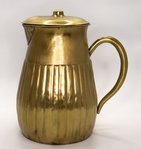 Pichet à eau vintage en métal doré cannelé avec couvercle bombé et poignée courbée, vaisselle tendance, pichet en cuivre poli - Product Image 1