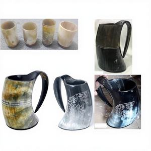 Chope à bière en véritable corne de Viking, faite à la main en Inde, design vintage, mousqueton intégré, randonnée, fêtes, camping, 500 ml, compatible lave-vaisselle - Product Image 1