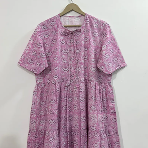 เดรสผ้าฝ้ายทอลายสไตล์ลำลองสำหรับผู้หญิง แขนทรงบอลลูน เอวทรงเอ็มไพร์ ทรงเบบี้ดอลล์ คอวีทรงโอเวอร์ไซส์ ทรงหลวม สไตล์อินเดีย แรงบันดาลใจจากราชสถาน - Product Image 4