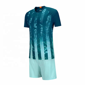Conjunto de Camiseta y Pantalones de Fútbol Personalizados con Impresión por Sublimación Profesional y Elegantes Elementos Gráficos de Plumas - Product Image 3