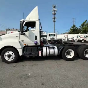 Cabeza tractora diésel motorizada para transporte por carretera con cabina cómoda para rutas logísticas extendidas, vehículo de transporte de contenedores - Product Image 1