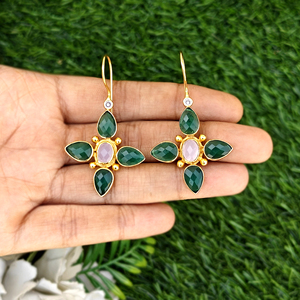 Boucles d'oreilles pendantes en quartz chalcédoine verte, plaquées or 18 carats, style floral, avec pierres précieuses, faites à la main, bijoux statement pour femmes - Product Image 3