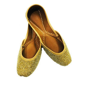 Vente en gros de Khussa Jutti pour femmes, logo personnalisable, style Punjabi, fabriqué au Pakistan avec semelle intérieure en fourrure pour plus de confort - Product Image 5