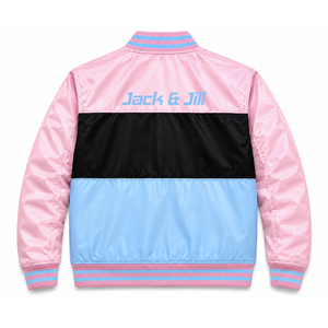 เสื้อแจ็คเก็ตแข่งรถแบบสั่งทำพิเศษสำหรับชมรมแจ็คแอนด์จิลล์ ปักโลโก้สีชมพูและฟ้าอ่อน สไตล์แข่งรถสำหรับผู้หญิง บุด้วยโพลีเอสเตอร์ - Product Image 3