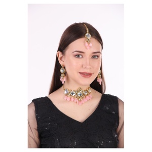 Ensemble de bijoux ethniques plaqués or avec pierres turquoise Kundan, collier à pampilles, boucles d'oreilles et Maang Tikka pour femmes, idéal pour les mariages et les tenues de mariée. - Product Image 1