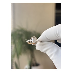 Anillo de compromiso moderno con diamante de laboratorio de corte esmeralda de 1.45 ct y halo con engaste de baguette de orientación este-oeste para mujer - Product Image 4