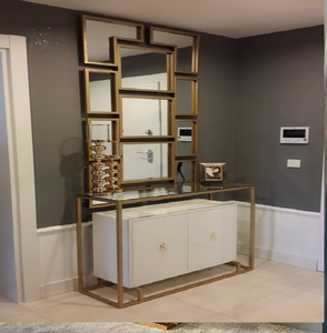 Miroir géométrique moderne doré multi-panneaux avec un élégant meuble blanc, disponible à prix de gros. - Product Image 1