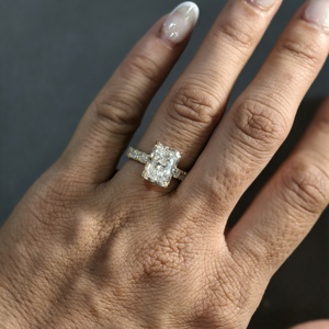 Anillo de Compromiso de Lujo con Diamante Cultivado en Laboratorio de 4 Quilates, Corte Radiante, Banda Pavé, Oro de 14K, Certificado IGI, Diamante VS1 E para Aniversario o Boda - Product Image 5