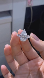 Bague Élégante en Argent 925 avec Moissanite Scintillante Taille Poire 3 Carats et Trois Pierres Latérales Baguette – Cadeau Surprise pour Amies - Product Image 1