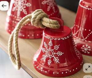 Campana Navideña de Hierro Rojo con Estampado de Copos de Nieve Blancos y Cuerda para Colgar - Product Image 3