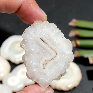 Hermosa Rodaja de Cuarzo Solar Natural, Joyería de Cristal para Sanación |   Blanco 20-35mm |   Efecto de Juego de Colores |   Elegante Patrón Macro - Product Image 3