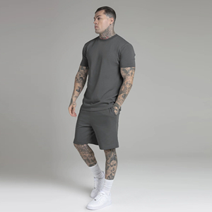 เสื้อยืดคอกลมสีเทาแบบคัลเลอร์บล็อกกิ้งสำหรับผู้ชาย พร้อมกางเกงขาสั้น ชุดลำลองสำหรับฤดูร้อน ผ้าถัก ระบายอากาศได้ดี - Product Image 1