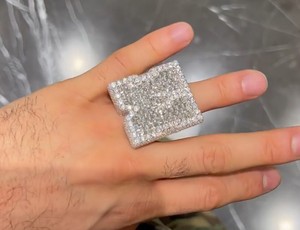 แหวนฮิปฮอปหรูหราประดับเพชรโมอิสซาไนต์ VVS ทรงบาแกตต์ชุบทองคำสีกุหลาบ พร้อมตัวอักษรแบบกำหนดเอง รุ่น Iced Out Champion Ring เงินแท้ S925 - Product Image 3