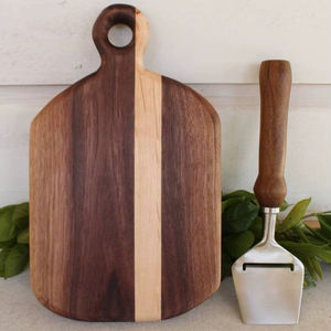 Planche à découper en bois classique au design intemporel pour la cuisine quotidienne et la préparation des aliments - Product Image 1