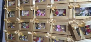 Caja de Regalo de Lujo con Diya Dorada Hecha a Mano, con Detalles Florales Decorativos y Elegante Embalaje con Cinta de Satén para Fiestas - Product Image 2