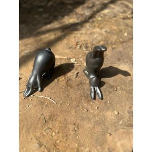 Ensemble décoratif de deux lapins, décorations de jardin, sculptures de lapins en bronze faites à la main, décoration de Pâques, designs personnalisés - Product Image 1