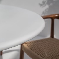 Table à manger en micro-concret blanc Vandana Aureo Merino avec un design contemporain et élégant