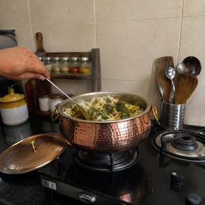 Olla de Cobre Martillado Artesanal con Tapa y Asas de Latón, Utensilio de Cocina Tradicional Indio, Cacerola para Servir - Product Image 4