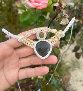 สร้อยคอไม้มาคราเม่ประดับควอตซ์และทองคำเปลว งานแฮนด์เมด สไตล์มินิมอล ประดับด้วยอัญมณีธรรมชาติ ปรับขนาดได้ รูปทรงผีเสื้อไม้ไผ่ - Product Image 2