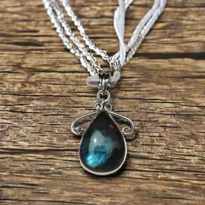 Rudra Gems - Precio al por mayor: Colgante de plata de ley 925 con cabujón de labradorita en forma de gota, estilo BOHEMIA, valorado por tercera parte, con propiedades curativas - Product Image 1