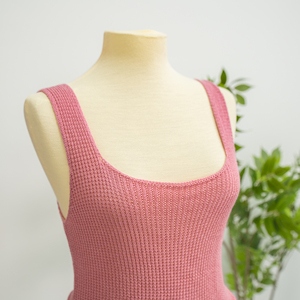 Top de punto con cuello personalizado disponible, tejido en Vietnam, estilo simple, antiarrugas, corte corto. - Product Image 3