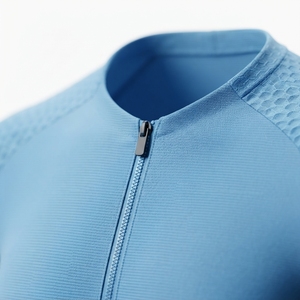 Maillot de Ciclismo Azul Claro de Manga Corta con Hombros de Malla Transpirable y Cierre Frontal para Hombre - Product Image 2