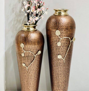 Impresionante florero de metal plateado con forma de hoja, con tallados orgánicos de vetas altamente detalladas, disponible a precios de mayorista. - Product Image 2