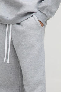 Pantalon de survêtement gris en laine vintage pour homme, coupe droite, taille mi-haute, avec cordon de serrage et logo sur la jambe droite, idéal pour l'automne - Product Image 2