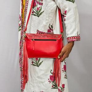 Bolso de Hombro Bohemio de Cuero Genuino Rojo con Decoración de Borlas y Correa Individual - Product Image 3