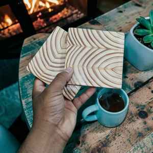 Sous-verre artisanal en bois de pin de qualité supérieure, sous-verre en bois naturel pour protéger la table à prix avantageux - Product Image 3