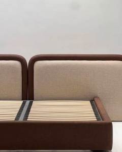 Cama King Moderna Tapizada con Estructura de Madera y Tela - Product Image 3