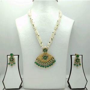 Ensemble de collier long élégant en argent perlé avec perles blanches, pierres vertes, pendentif traditionnel plaqué or et boucles d'oreilles assorties - Product Image 1