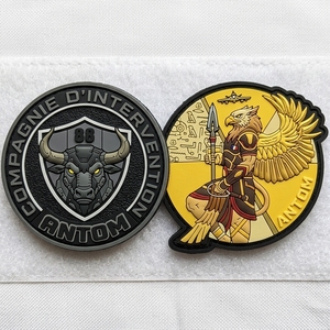 Badge en PVC souple personnalisé avec logo magnétique 2D/3D, avec support thermocollant ou auto-agrippant, patch en caoutchouc de haute qualité - Product Image 1