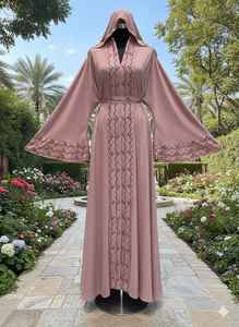 Elegante Abaya con Capucha Color Rosa Empolvado - Kaftán de Lujo con Mangas Campana, Bordado Intrincado de Ondas con Cuentas y Cinturón a Juego - Product Image 2