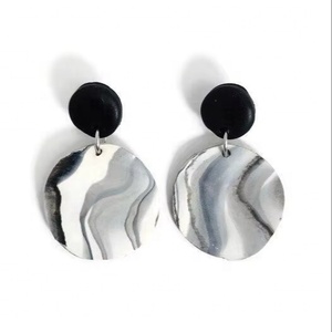 Pendientes de Resina Hechos a Mano de Primera Calidad, Diseño de Hadas, Acabado Transparente Brillante, Estudio Artizon - Product Image 1